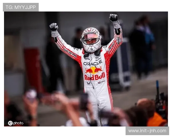 第五十五圈维斯塔潘三停换新软胎，出站第四追击领奖台