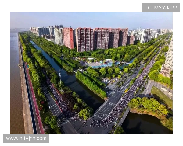 杭州马拉松热力开跑，参赛者穿越城市风景线