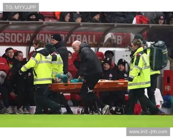 远藤航脚踝严重受伤被担架抬离,利物浦防线再遭打击 远藤航脚踝严重受伤被担架抬离,利物浦防线再遭打击