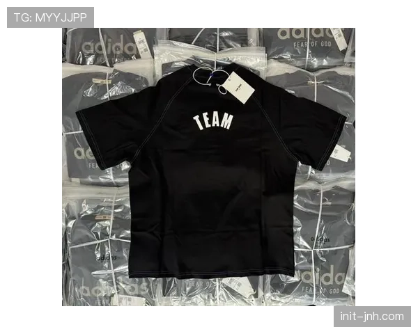 王嘉尔品牌TEAMWANGdesign与巴黎圣日耳曼联名，球员全员上身新球衣